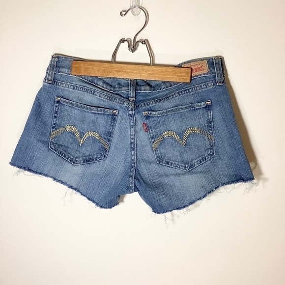 𝅺levi’s Cut off Shorts - Picture 1 of 6